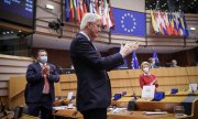 Michel Barnier, seit 2016 Chefunterhändler der EU bei den Brexit-Verhandlungen, bekommt am 27. April stehende Ovationen im Parlament. (© picture-alliance/dpa)