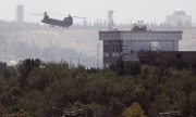 A US air force helicopter carrying evacuees from Kabul. (© picture-alliance/ASSOCIATED PRESS/Rahmat Gul)