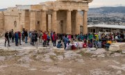 Touristen an der Akropolis in Athen. (© picture-alliance/CHROMORANGE/Michael Bihlmayer)