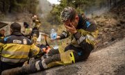 Des pompiers tentant de fixer un feu de forêt sur l'île de La Palma, dans l’archipel des Canaries. (© picture alliance / AA / Andres Gutierrez)