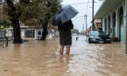 Une rue inondée à Volos, en Grèce. (© picture-alliance/EPA /HATZIPOLITIS NICOLAOS)