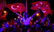 Die CHP erzielte 37,7 Prozent der Stimmen, die AKP landete mit 35,5 Prozent auf Platz zwei. (© picture-alliance/ASSOCIATED PRESS / Khalil Hamra)