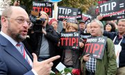 Martin Schulz trifft TTIP-Gegner in Berlin. Seit Monaten demonstrieren Menschen in ganz Europa gegen das Freihandelsabkommen. (© picture-alliance/dpa)