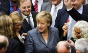 Angela Merkel während der Abstimmung im Bundestag. Die Euro-Finanzminister gaben bereits die erste Kreditrate von 26 Milliarden Euro frei. (© picture-alliance/dpa)