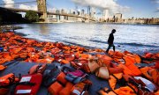 Aktivisten haben Schwimmwesten von Flüchtlingen am East River in New York platziert, um auf die weltweite Krise aufmerksam zu machen (© picture-alliance/dpa)