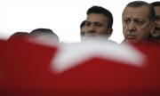 Le président turc Erdoğan lors des obsèques d'une des victimes des attentats d'Istanbul. (© picture-alliance/dpa)