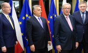EU Commission chief Juncker (2nd from right) with the prime ministers of the Czech Republic, Hungary and Slovakia. (© picture-alliance/dpa)