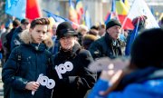 Menschen demonstrieren am 25. März 2018 in Chișinău für die Vereinigung des Landes mit Rumänien. (© picture-alliance/dpa)