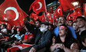Ankara residents remember the failed coup attempt. (© picture-alliance/dpa)