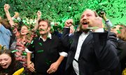 Председатель партии Зелёных Роберт Хабек и глава фракции в бундестаге Антон Хофрайтер празднуют результаты в Мюнхене. (© picture-alliance/dpa)