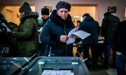 Inside a polling station in Chişinău. (© picture-alliance/dpa)