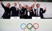 Members of the Italian delegation rejoice at the decision. (© picture-alliance/dpa)