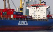 A container ship owned by shipping company Aliança in the Brazilian port city of Manaus. (© picture-alliance/dpa)
