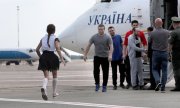 A released prisoner is greeted by a family member in Kiev. (© picture-alliance/dpa)