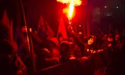 Правые группировки жгут фейерверки на Марше независимости 11-го ноября. (© picture-alliance/dpa)