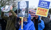 Demonstration against Assange's extradition outside the courtroom on 24 February. (© picture-alliance/dpa)