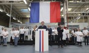 Macron, Kuzey Fransa'daki Etaples'teki otomotiv tedarikçisi Valeo'nun tesislerinde. (© picture-alliance/dpa)