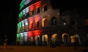 Das Kolosseum in Rom wurde am Wochenende zur Wiedereröffnung nach 84 Tagen in den Nationalfarben angestrahlt. (© picture-alliance/dpa)