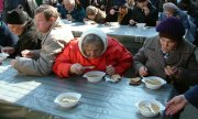 Free lunch for people in need in Riga. (© picture-alliance/dpa)