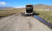 A burnt-out bus near Vardenis on 29 September. According to Armenia it was destroyed by a Turkish drone at Azerbaijan's behest. (© picture-alliance/dpa)