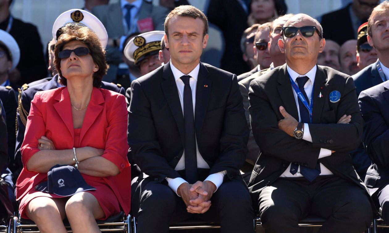 Президент Франции Макрон и бывшая министр обороны страны Сильви Гулар вместе с главой концерна Dassault Aviation Эриком Траппье. Концерн не только занимает шестое место в мире среди производителей военных самолётов, но и является владельцем издания Le Figaro.