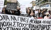 15 Ekim'de Atina'da bir araya gelen göstericiler, istismar mağduru kız çocuğu için adalet talep etti. (© picture alliance/ZUMAPRESS.com/Maria Makraki)
