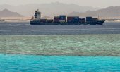 Kızıldeniz'de Mısır'ın Şarm El Şeyh şehri yakınlarındaki Tiran Boğazı'nda seyreden bir konteyner gemisi. (© picture alliance / abaca / Geyres Christophe)