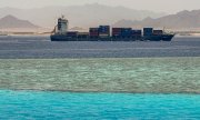 Kızıldeniz'de Mısır'ın Şarm El Şeyh şehri yakınlarındaki Tiran Boğazı'nda seyreden bir konteyner gemisi. (© picture alliance / abaca / Geyres Christophe)