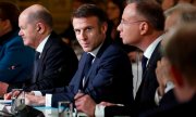 German Chancellor Olaf Scholz (left) was not the only one to reject Macron's (centre) initiative: Poland, represented by President Andrzef Duda (right) as well as Italy, the UK, Slovakia and Sweden also disagreed. (© picture alliance / ASSOCIATED PRESS / Gonzalo Fuentes)
