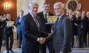 Bill Clinton en visite à Prague pour marquer le 25e anniversaire, avec le président tchèque Petr Pavel. (© picture alliance/CTK/Michaela Rihova)