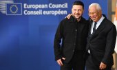 Ukrainian President Volodymyr Zelensky (left) and EU Council President António Costa on 23 October in Brussels. (© picture alliance / ASSOCIATED PRESS/Harry Nakos)