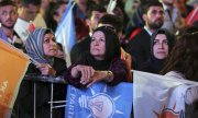 The AKP lost support for the first time in 13 years, attaining roughly 41 percent of the vote. (© picture-alliance/dpa)