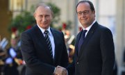 Hollande (rechts) und Putin im Oktober. Nach den Attacken von Paris sucht Frankreichs Staatschef internationale Hilfe im Kampf gegen die Terrormiliz IS. (© picture-alliance/dpa)