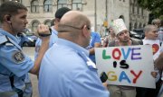 Militants LGBT roumains devant la Cour constitutionnelle, qui a délibéré sur la pétition le 20 juillet. (© picture-alliance/dpa)