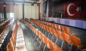 The empty auditorium in the town of Gaggenau, which banned a rally with Turkish Justice Minister Bozdağ. (© picture-alliance/dpa)