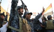 Iraqi soldiers celebrating the liberation of Mosul. (© picture-alliance/dpa)