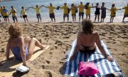 Protests on the beach in Barcelona on 12 August 2017 (© picture-alliance/dpa)