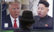 Eine Montage im südkoreanischen Fernsehen zeigt Trump und Kim. (© picture-alliance/dpa)