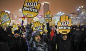 Demonstrators in Bucharest holding up signs that read "All for justice". (© picture-alliance/dpa)