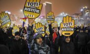 Des manifestants à Bucarest brandissant des pancartes indiquant "Tous pour la justice". (© picture-alliance/dpa)