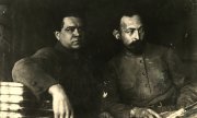Felix Dzerzhinsky (right, with an unknown person) was the chief of the Cheka from 1917 to 1922. (© picture-alliance/dpa)