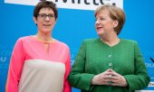 Kramp-Karrenbauer ve Merkel (© picture-alliance/dpa)