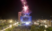 Feuerwerk in Tel Aviv zum Start der Feierlichkeiten. (© picture-alliance/dpa)