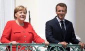 Smiles from the balcony: Merkel and Macron. (© picture-alliance/dpa)