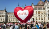 Eine Demonstration gegen die damals noch geplanten Gesetzesänderungen am 4. Juni 2018 in Budapest. (© picture-alliance/dpa)