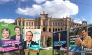 Münih'te Bavyera Eyalet Parlamentosu önünde seçim afişleri. (© picture-alliance/dpa)