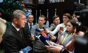 Andrej Babiš being interviewed by journalists. (© picture-alliance/dpa)