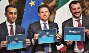 Di Maio, Conte und Salvini (v. l. n. r.) präsentieren ihre Reformen. (© picture-alliance/dpa)
