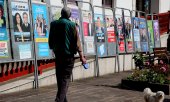 A pedestrian peruses EU election posters in Hendaye in southern France. (© picture-alliance/dpa)