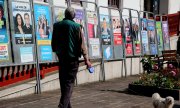 Ein Passant vor Europawahl-Plakaten in Hendaye, in Südfrankreich an der Grenze zu Spanien gelegen. (© picture-alliance/dpa)